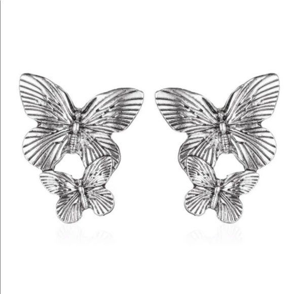 3/$30 🤍 Elegant Butterfly Metal Stud Earrings - Picture 6 of 7